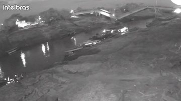 Ponte Frei Paolino Baldassari desaba na cidade de Sena Madureira, na noite de sexta-feira (6) - Reprodução