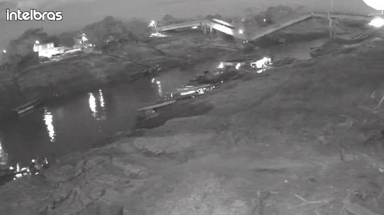 Ponte Frei Paolino Baldassari desaba na cidade de Sena Madureira, na noite de sexta-feira (6) - Reprodução