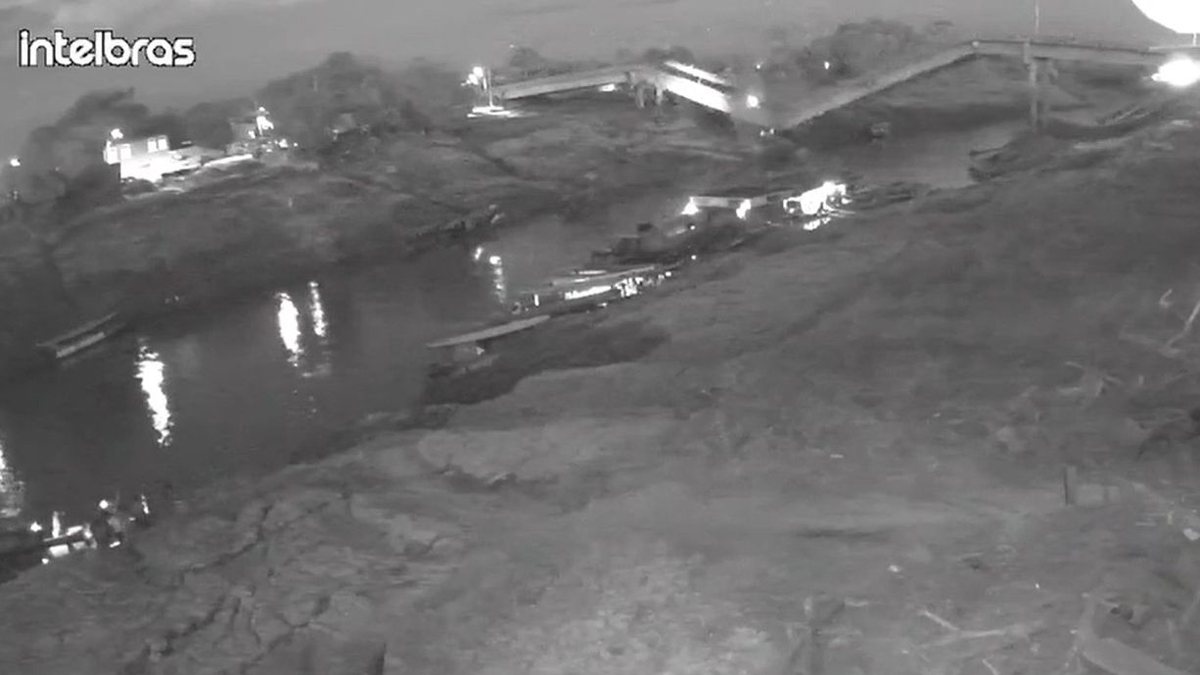 Ponte Frei Paolino Baldassari desaba na cidade de Sena Madureira, na noite de sexta-feira (6) - Reprodução