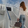 Escada para embarque e desembarque: mulher que caiu ao sair de um voo foi socorrida, mas morreu no domingo - Envato