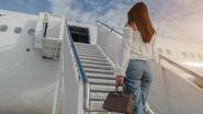 Escada para embarque e desembarque: mulher que caiu ao sair de um voo foi socorrida, mas morreu no domingo - Envato