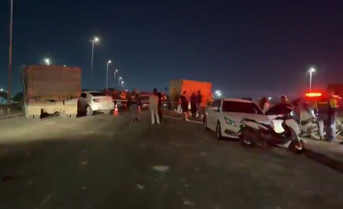 Racha entre caminhões terminou em acidente com dez veículos na Ponte Aricanduva - Reprodução/ TV Globo