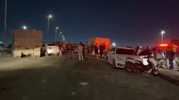 Racha entre caminhões terminou em acidente com dez veículos na Ponte Aricanduva - Reprodução/ TV Globo