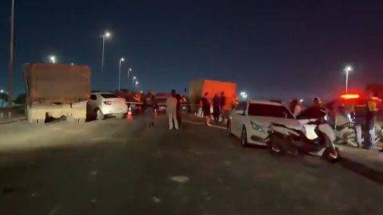 Racha entre caminhões terminou em acidente com dez veículos na Ponte Aricanduva - Reprodução/ TV Globo