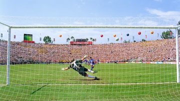 Baggio perde o pênalti na final da Copa de 1994 e dá o tetracampeonato ao Brasil - Reprodução/Fifa.com