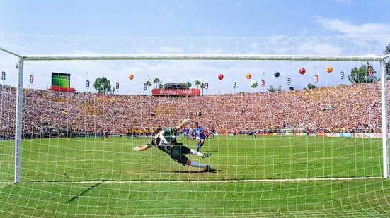 Baggio perde o pênalti na final da Copa de 1994 e dá o tetracampeonato ao Brasil - Reprodução/Fifa.com