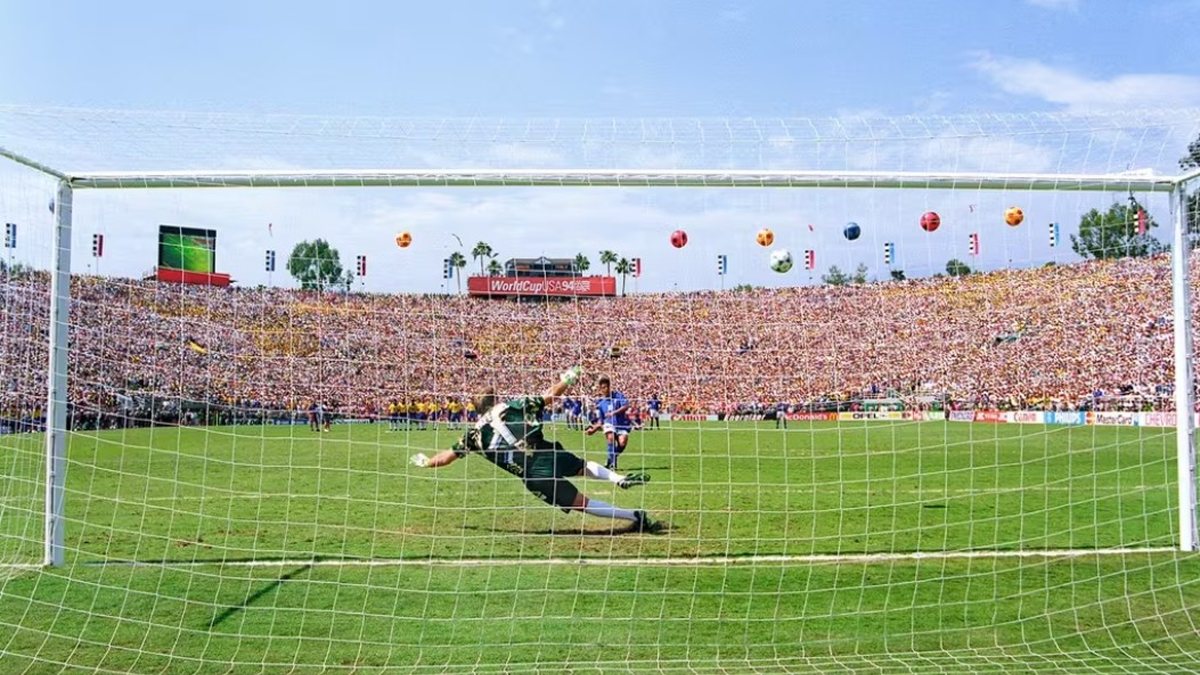 Baggio perde o pênalti na final da Copa de 1994 e dá o tetracampeonato ao Brasil - Reprodução/Fifa.com