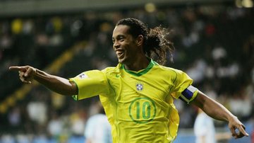 Ronaldinho Gaúcho volta a jogar aos 46 anos e é apresentado pelo Ravenna