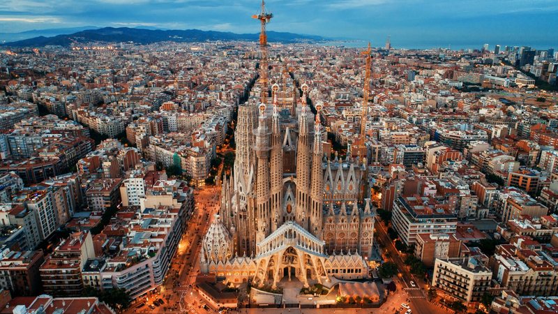 Torre elevou basílica da Sagrada Família à sua altura máxima - Adobe Stock