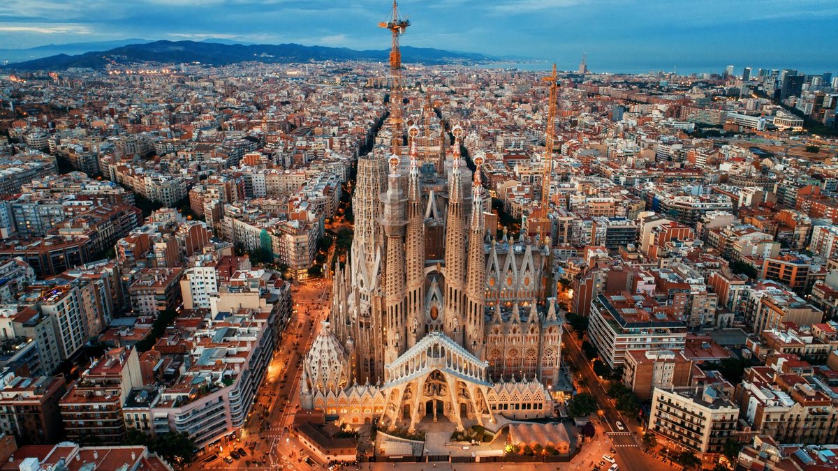 Torre elevou basílica da Sagrada Família à sua altura máxima - Adobe Stock