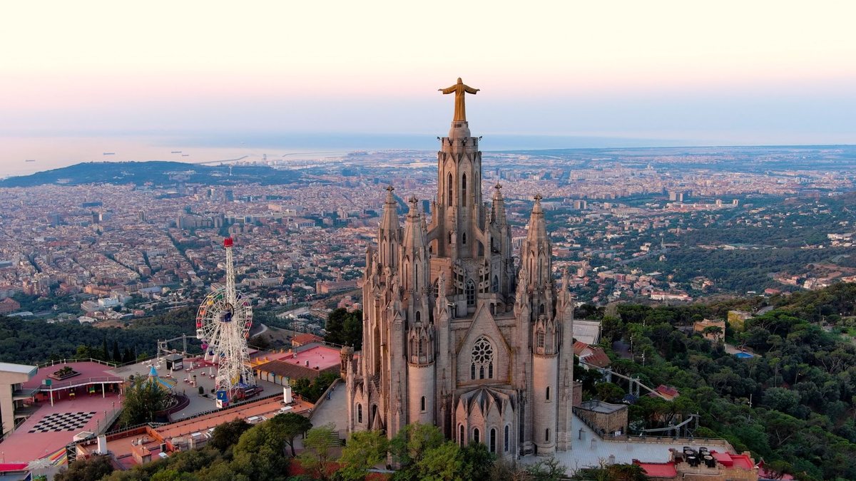 Torre central tem 172,5 metros de altura; construção da basílica começou em 1882 - Envato