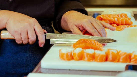 Sushi brasileiro x japonês: entenda as diferenças explicadas por uma chef