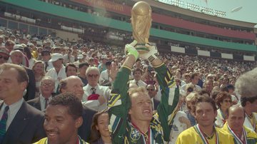 O goleiro Taffarel levantando a taça da Copa do Mundo de 1994 - Estadão Conteúdo