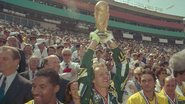 O goleiro Taffarel levantando a taça da Copa do Mundo de 1994 - Estadão Conteúdo