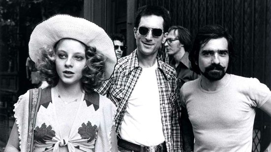 Jodie Foster, De Niro e Scorsese nos bastidores de "Taxi Driver', de 1976 - Divulgação