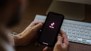 Para baixar áudio do TikTok, o caminho mais seguro e inteligente é optar por soluções que rodam diretamente no navegador da internet - Adobe Stock