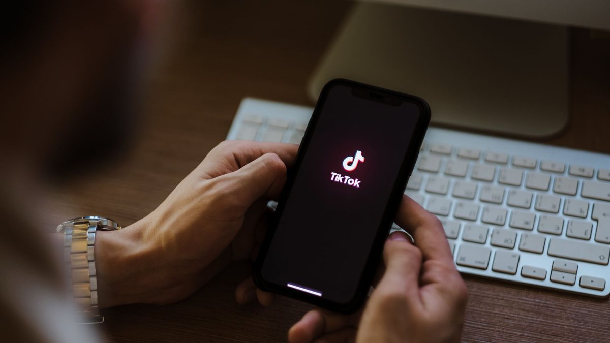 Para baixar áudio do TikTok, o caminho mais seguro e inteligente é optar por soluções que rodam diretamente no navegador da internet - Adobe Stock