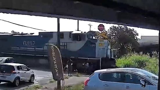 Mulher salva homem de ser atropelado por trem em Apucarana, no Paraná - Reprodução/TV Estadão