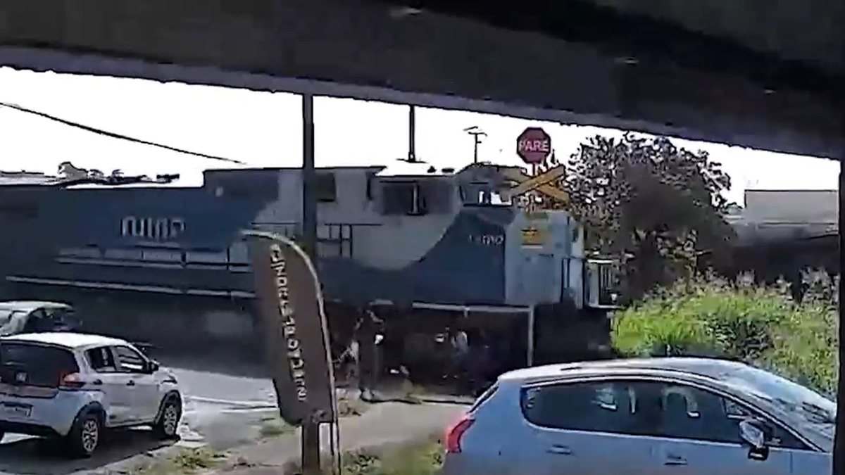 Mulher salva homem de ser atropelado por trem em Apucarana, no Paraná - Reprodução/TV Estadão