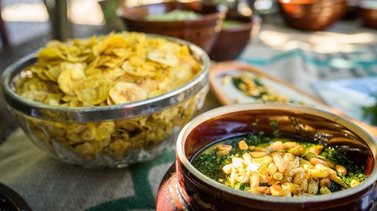 Segundo a pesquisa, 76% consideram que o vale-refeição e o vale alimentação contribuem diretamente para um bom dia de trabalho - Envato