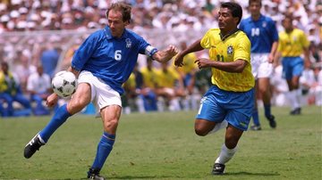 Baresi disputa a bola com Romário na Copa de 1994 - Reprodução / CBF