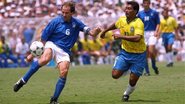 Baresi disputa a bola com Romário na Copa de 1994 - Reprodução / CBF