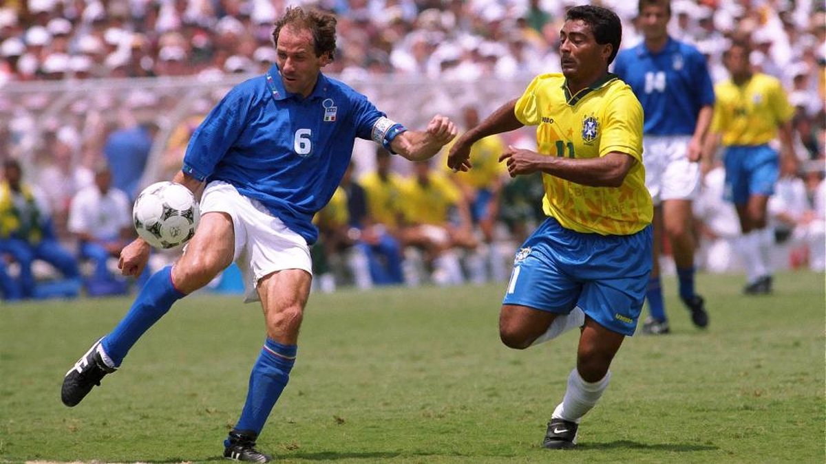 Baresi disputa a bola com Romário na Copa de 1994 - Reprodução / CBF