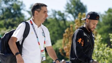 Diretor de comunicação da CBF, Fábio Seixas, caminha ao lado de Neymar - Reprodução/CBF