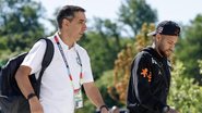 Diretor de comunicação da CBF, Fábio Seixas, caminha ao lado de Neymar - Reprodução/CBF