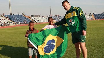 Dunga mostra a bandeira do Brasil em treino no bairro de Soweto na Copa de 2010 - Reprodução/CBF
