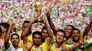Romário festeja o tetra com a taça nas mãos e cercado pelos companheiros - Reprodução/CBF