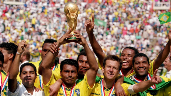 Romário festeja o tetra com a taça nas mãos e cercado pelos companheiros - Reprodução/CBF