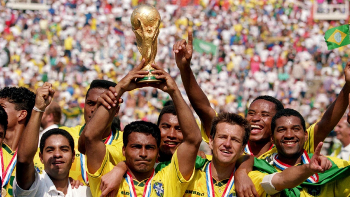 Romário festeja o tetra com a taça nas mãos e cercado pelos companheiros - Reprodução/CBF