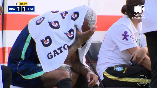 Wesley deixa o jogo contra o Egito machucado e chora no banco de reservas - Reprodução / Globo