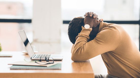 Embora tenha aumentado, o burnout ainda representa porcentagem pequena dos afastamentos por saúde mental no INSS - Adobe Stock
