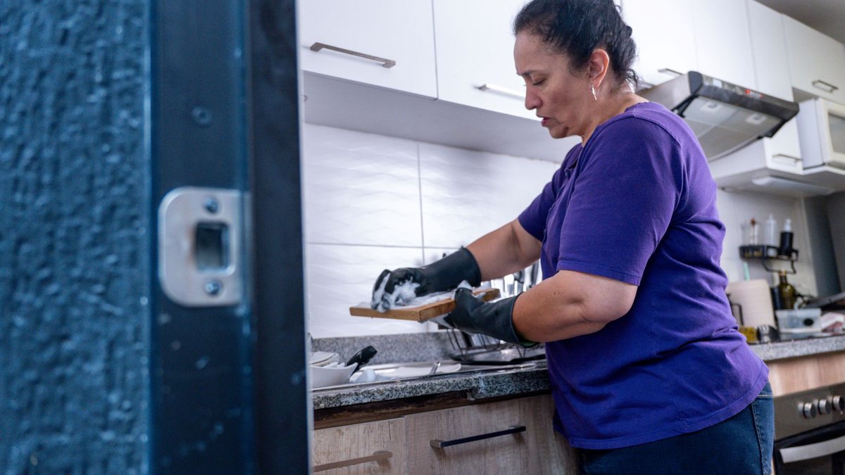 Mulheres de 50 a 59 anos chegam a dedicar em média 23,3 horas semanais a trabalhos não remunerados - Adobe Stock