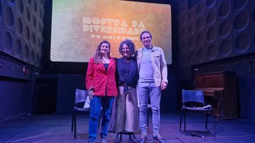 A jornalista Adriana Del Ré, do portal VIVA,a diretora Tata Amaral, de 'Através da Janela', e o curador da Mostra, Amilton Pinheiro - Divulgação/Mostra da Diversidade 60+