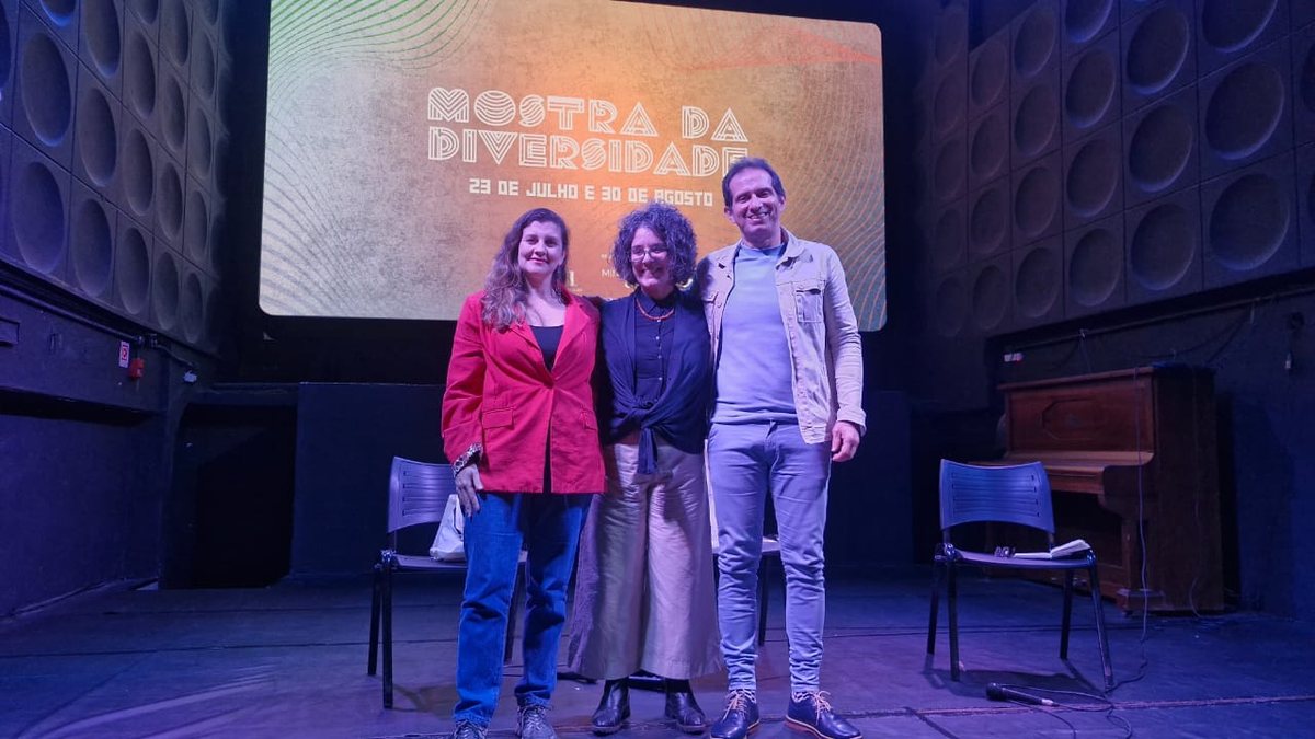 A jornalista Adriana Del Ré, do portal VIVA,a diretora Tata Amaral, de 'Através da Janela', e o curador da Mostra, Amilton Pinheiro - Divulgação/Mostra da Diversidade 60+