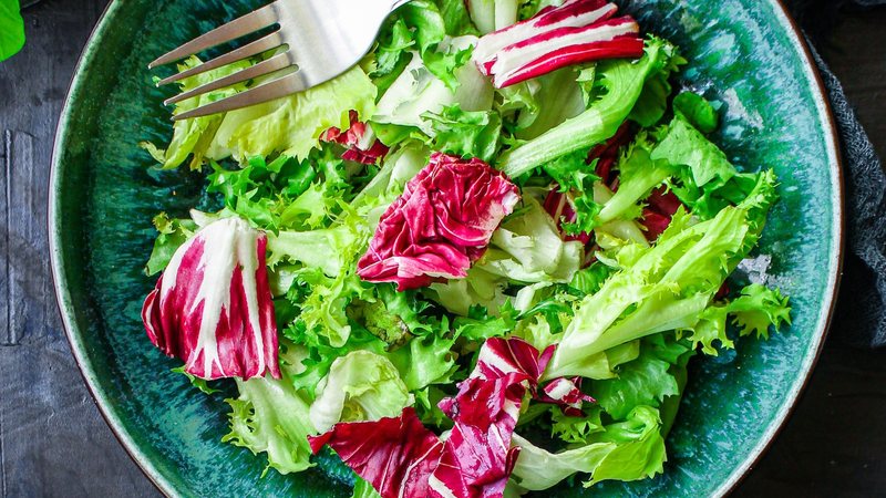 Investigações iniciais apontam folhas de salada como possível fonte do surto - Envato