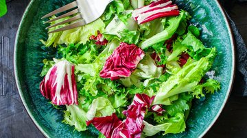 Investigações iniciais apontam folhas de salada como possível fonte do surto - Envato