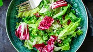 Investigações iniciais apontam folhas de salada como possível fonte do surto - Envato