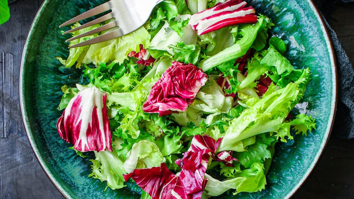 Investigações iniciais apontam folhas de salada como possível fonte do surto - Envato