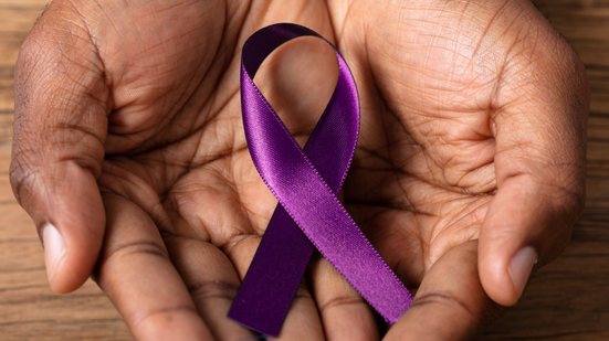 Uso do cordão roxo para identificar pessoas com Alzheimer será facultativo - Adobe Stock