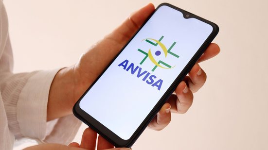 Anvisa identifica uso de IA para criar deepfakes de famosos e médicos para enganar consumidores nas redes sociais - Adobe Stock