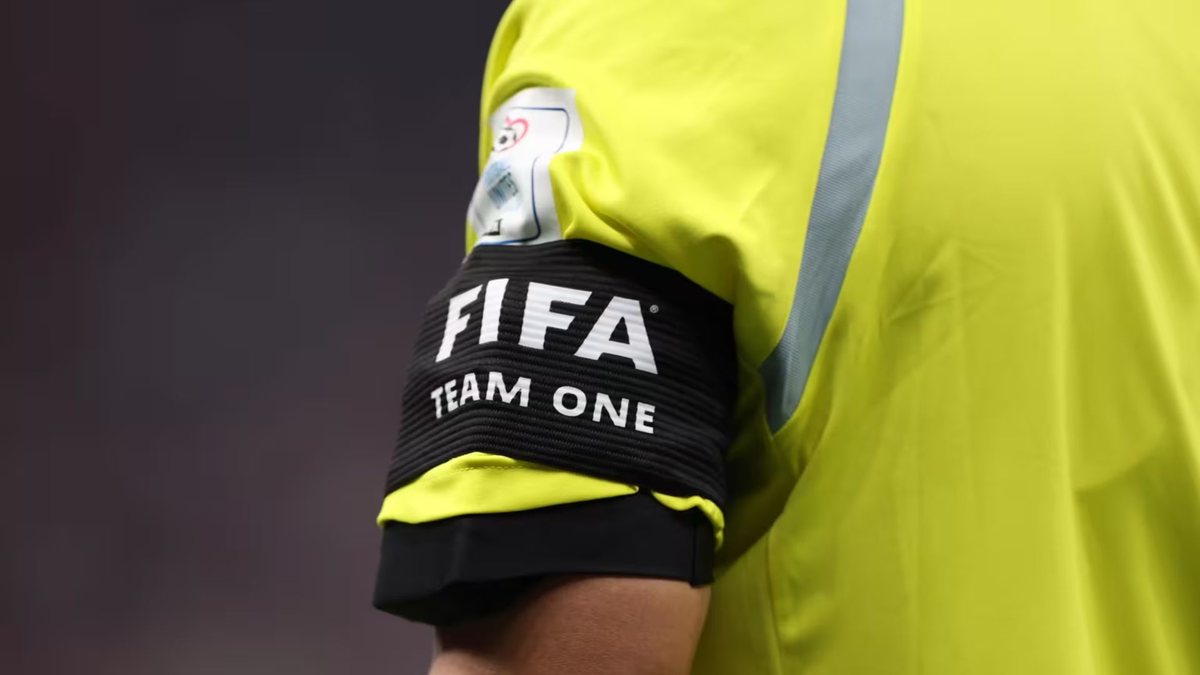 Dois árbitros de vídeo reserva ficarão dentro do estádio, prontos para operar em caso de problemas - Reprodução / FIFA
