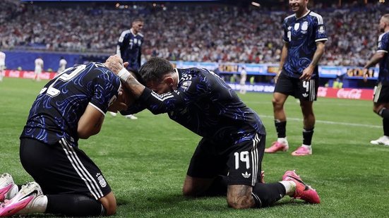 Jogadores da Argentina festejam abraçados a vitória sobre a Inglaterra por 2 a 1 - Instagram / AFA