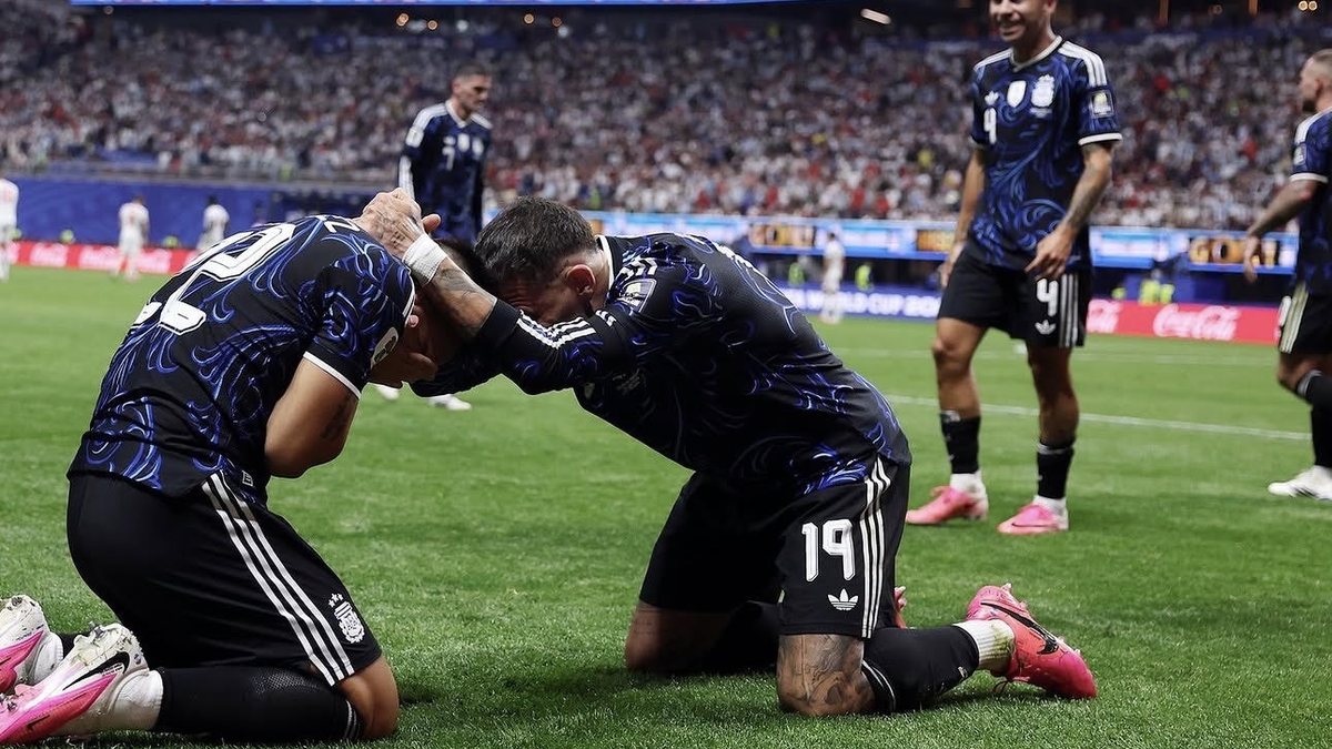 Jogadores da Argentina festejam abraçados a vitória sobre a Inglaterra por 2 a 1 - Instagram / AFA