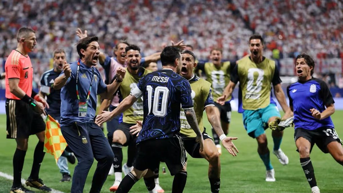 Messi celebra com o grupo a virada da Argentina em Atlanta - Reprodução/Fifa.com