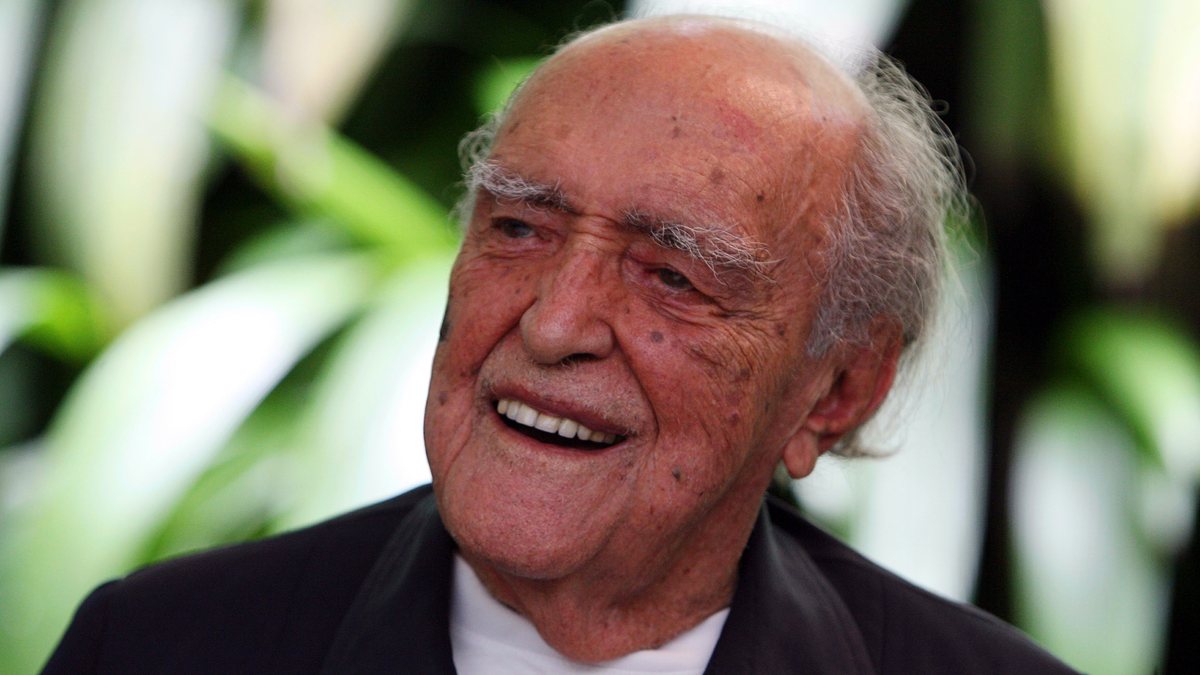 O arquiteto Oscar Niemeyer, que morreu aos 104 anos, dizia que eram as relações humanas que o mantinham vivo - Estadão Conteúdo