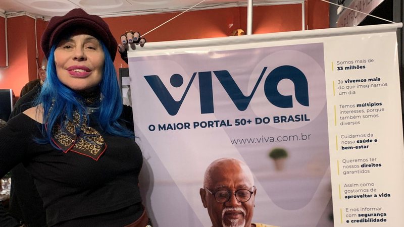 Baby do Brasil na Mostra Diversidade 60+, ao lado do cartaz do VIVA, que é parceiro de mídia do evento - VIVA/Adriana Del Ré